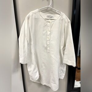 Chemise col rond avec bouton à l’avant